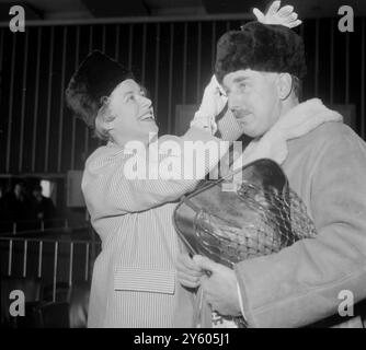 POLLY ELWES CON IL MARITO PETER DIMMOCK, 28 FEBBRAIO 1961 Foto Stock