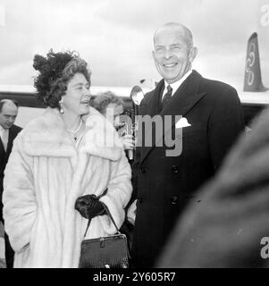 PRINCIPESSA IRENE, RE PAOLO E REGINA FREDERIKA ALL'AEROPORTO DI LONDRA 26 FEBBRAIO 1961 Foto Stock