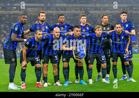 Milano, Italia. 22 settembre 2024. I giocatori tra le squadre posano per una foto di gruppo durante la partita di calcio di serie A 2024/2025, tra Inter e Milan allo Stadio Giuseppe Meazza. Punteggio finale: Inter 1:2 Milano credito: SOPA Images Limited/Alamy Live News Foto Stock