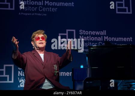 NEW YORK, USA - 28 giugno 2024 - Elton John si esibisce alla cerimonia di apertura dello Stonewall National Monument Visitor Center, venerdì 28 giugno 2024, i Foto Stock