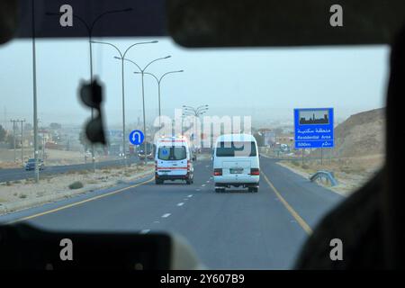 Giordania in Medio Oriente - 11 maggio 2024: Impressioni di un'autostrada della giordania in serata Foto Stock