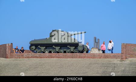 Il carro armato Sherman della seconda guerra mondiale è in onore della liberazione del villaggio durante la seconda guerra mondiale a Westkapelle, Veere, isola di Walcheren, Zelanda, Paesi Bassi Foto Stock