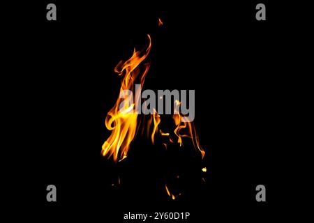 Fuoco fiamma texture. Sfondo di materiale in fiamme. Pattern di effetto Burn. Carta da parati Blaze e torcia. Scalda e torbidità sullo sfondo. Esplosione e sfondo caldo. Foto Stock