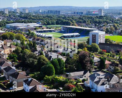 Vista aerea con droni di Scotstounhill e dello stadio Scotstoun di Glasgow Foto Stock