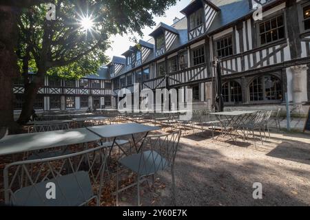 Aitre Saint-Maclou nel centro di Rouen, Francia. Charnel House medievale costruita intorno a un cortile, dove i corpi furono sepolti durante la peste della peste nera. Foto Stock