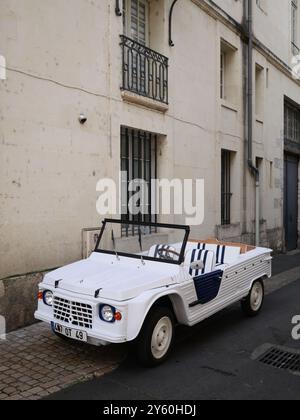 Classica jeep francese Citroen Mehari parcheggiata in una strada tranquilla. Saumur, Francia Foto Stock