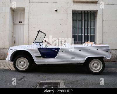 Classica jeep francese Citroen Mehari parcheggiata in una strada tranquilla. Saumur, Francia Foto Stock