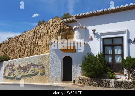 Piccolo ristorante in un edificio bianco con pareti dipinte e fascino rustico sotto un cielo blu, l'hotel Pedro Antonio de Alarcon Cave, Guadix, Granada Provino Foto Stock