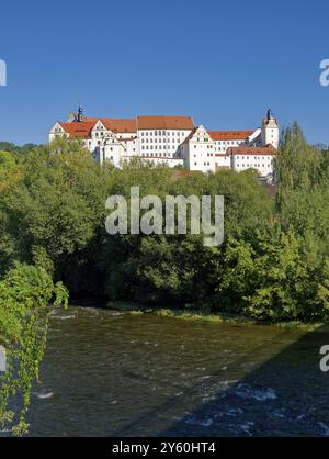 Castello rinascimentale di Colditz con museo di fuga sui prigionieri di guerra alleati e ostello della gioventù sul fiume Mulde, Colditz, Sassonia, Germania, Europa Foto Stock