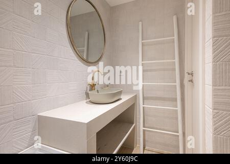 Un bagno elegante e moderno dal design elegante completato da accessori eleganti Foto Stock