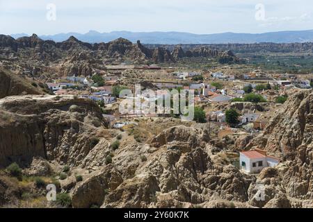 Un villaggio di case bianche si estende lungo il paesaggio roccioso e pittoresco di montagna, vista dal Mirador del Cerro de la Bala, abitazioni nelle grotte, ca Foto Stock