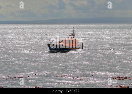 La scialuppa di salvataggio classe Shannon 13-47 Robert e Catherine Steen ad Anstruther viene recuperata dal suo trattore di lancio e recupero. Foto Stock