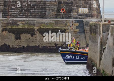 La scialuppa di salvataggio classe Shannon 13-47 Robert e Catherine Steen ad Anstruther viene recuperata dal suo trattore di lancio e recupero. Foto Stock