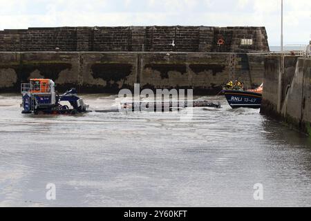 La scialuppa di salvataggio classe Shannon 13-47 Robert e Catherine Steen ad Anstruther viene recuperata dal suo trattore di lancio e recupero. Foto Stock