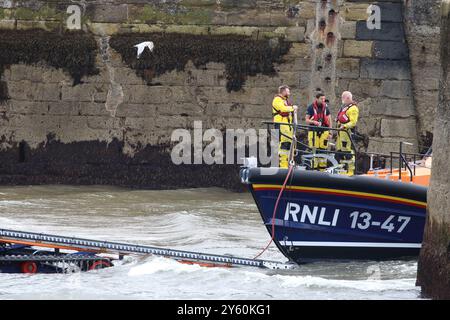 La scialuppa di salvataggio classe Shannon 13-47 Robert e Catherine Steen ad Anstruther viene recuperata dal suo trattore di lancio e recupero. Foto Stock