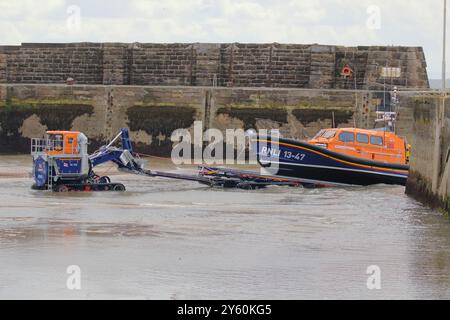 La scialuppa di salvataggio classe Shannon 13-47 Robert e Catherine Steen ad Anstruther viene recuperata dal suo trattore di lancio e recupero. Foto Stock