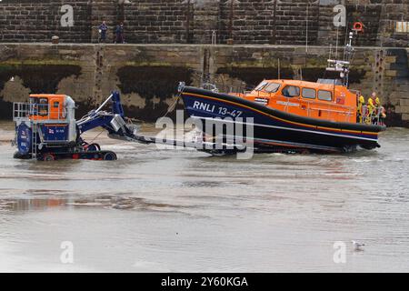 La scialuppa di salvataggio classe Shannon 13-47 Robert e Catherine Steen ad Anstruther viene recuperata dal suo trattore di lancio e recupero. Foto Stock