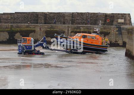 La scialuppa di salvataggio classe Shannon 13-47 Robert e Catherine Steen ad Anstruther viene recuperata dal suo trattore di lancio e recupero. Foto Stock