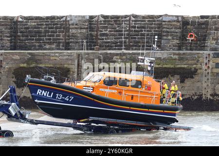 La scialuppa di salvataggio classe Shannon 13-47 Robert e Catherine Steen ad Anstruther viene recuperata dal suo trattore di lancio e recupero. Foto Stock