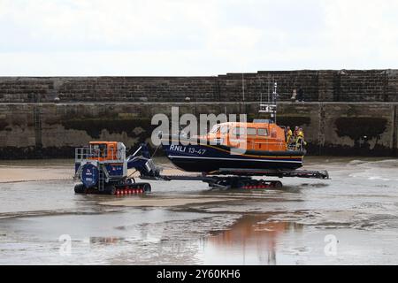 La scialuppa di salvataggio classe Shannon 13-47 Robert e Catherine Steen ad Anstruther viene recuperata dal suo trattore di lancio e recupero. Foto Stock