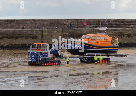 La scialuppa di salvataggio classe Shannon 13-47 Robert e Catherine Steen ad Anstruther viene recuperata dal suo trattore di lancio e recupero. Foto Stock