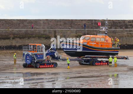 La scialuppa di salvataggio classe Shannon 13-47 Robert e Catherine Steen ad Anstruther viene recuperata dal suo trattore di lancio e recupero. Foto Stock