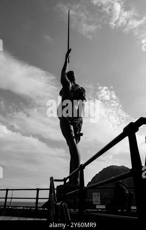 La Verity Sculpture di Damien Hirst all'ingresso di Ilfracombe Harbour, Devon Foto Stock