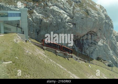 Pilatus, Svizzera - 19 luglio 2024: Famoso treno a cremagliera che sale sulla cima del Monte Pilatus nel Canton Lucerna, Svizzera. La mucca più ripida del mondo Foto Stock