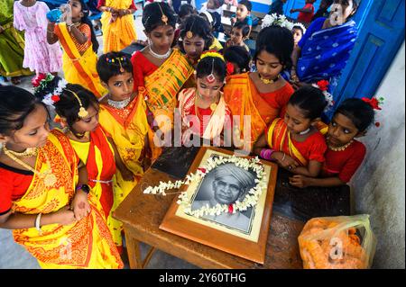 La Nabin Nagar Primary School è una remota scuola rurale situata a Nabin Nagar, lungo il confine tra India e Bangladesh. Nonostante le sfide, la scuola celebra il giorno degli insegnanti il 5 settembre, in occasione del compleanno del Dr. Sarvepalli Radhakrishnan, secondo presidente dell'India. Il preside della scuola prende l'iniziativa di organizzare la celebrazione, preparando ghirlande di fiori di calendula per le sue studentesse prima della loro esibizione di danza. Nabin Nagar, Bengala Occidentale, India. Foto Stock