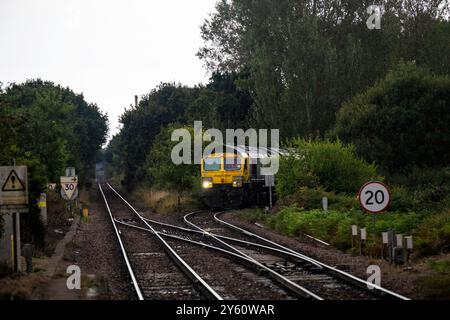 Treno merci Freightliner che entra nella diramazione Felixstowe a Ipswich, Trimley Suffolk Foto Stock