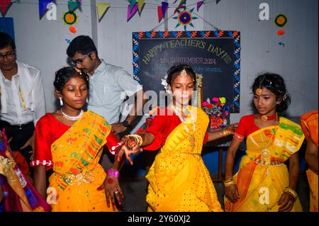 La Nabin Nagar Primary School è una remota scuola rurale situata a Nabin Nagar, lungo il confine tra India e Bangladesh. Nonostante le sfide, la scuola celebra il giorno degli insegnanti il 5 settembre, in occasione del compleanno del Dr. Sarvepalli Radhakrishnan, secondo presidente dell'India. Il preside della scuola prende l'iniziativa di organizzare la celebrazione, preparando ghirlande di fiori di calendula per le sue studentesse prima della loro esibizione di danza. Nabin Nagar, Bengala Occidentale, India. Foto Stock