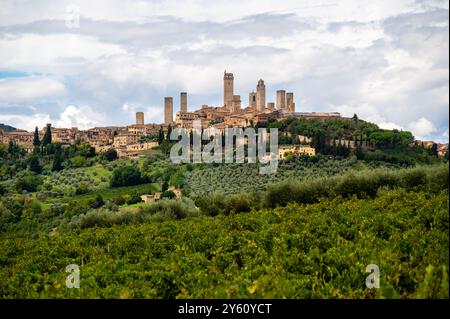Panorama di San Gimignano e natura intorno a questa splendida città italiana, Italia Foto Stock