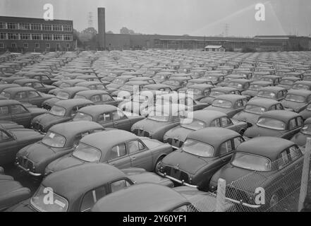 L'AUTOMOBILE RENAULT DAUPHINE SI È ACCUMULATA A SOUTHAMPTON IL 28 SETTEMBRE 1960 Foto Stock