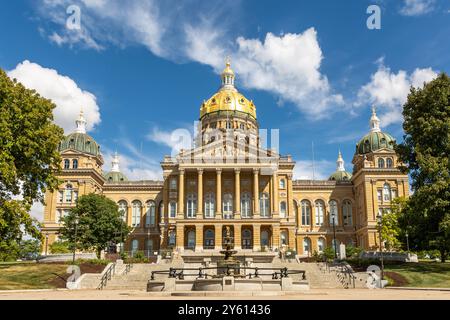 Il Campidoglio dello stato dell'Iowa in una calda giornata estiva con cieli blu e nuvole. Des Moines, Iowa, Stati Uniti. Foto Stock