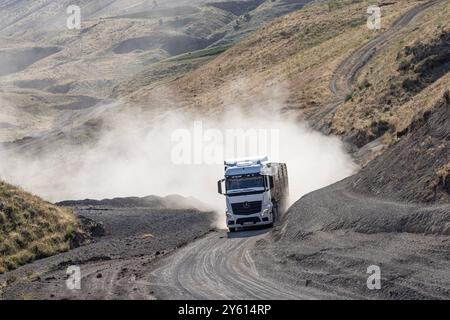 Provincia di Bitlis, Turchia, 6 luglio 2024; Mercedes Truck Driving on a Rural Road. Mercedes Truck che guida su una strada rurale polverosa a Bitlis in Turchia. Foto Stock