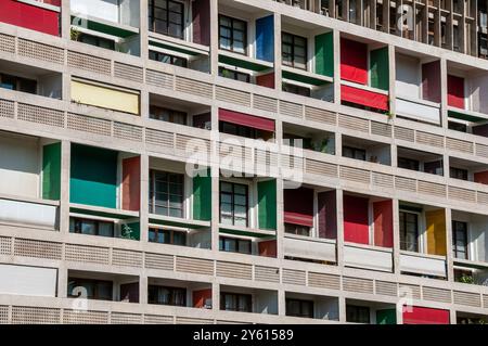 I colori dei balconi dell'Unité d'Habitation de Marseille, nota anche come Cité Radieus France. Di le Corbusier Foto Stock