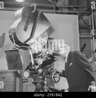 FILM PURO INFERNO A ST TRINIANS CON IL PRESIDENTE BBFC CHE GUARDA FILM 6 LUGLIO 1960 Foto Stock