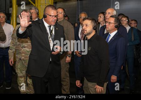 Scranton, Stati Uniti. 22 settembre 2024. Il presidente ucraino Volodymyr Zelenskyy, a destra, ascolta Rich Hansen, rappresentante del comandante, descrivere il processo di produzione delle scatole di proiettili presso lo Scranton Army Ammunition Plant, 22 settembre 2024 a Scranton, Pennsylvania. Credito: SSgt. Deonte Rowell/U. S Army Photo/Alamy Live News Foto Stock