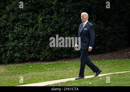 Washington, Stati Uniti. 23 settembre 2024. Il presidente Joe Biden cammina verso Marine One sul South Lawn dall'ufficio ovale della Casa Bianca il 23 settembre 2024, a Washington DC (foto di Samuel Corum/Sipa USA) credito: SIPA USA/Alamy Live News Foto Stock