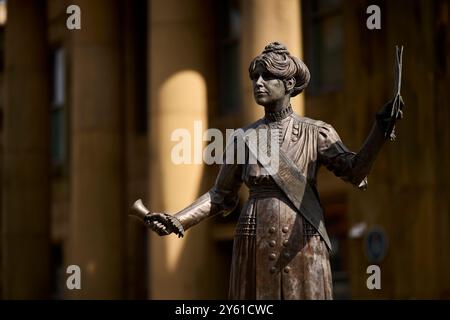 Statua della suffragetta di Oldham Annie Kenney fuori dal vecchio municipio, Oldham, Regno Unito, dell'artista Denise Dutton Foto Stock