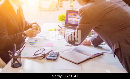 L'attività di consulenza è molto diffusa per gli uomini d'affari che stanno iniziando una nuova attività per cercare consulenza in ufficio o richiedere una consulenza online Foto Stock