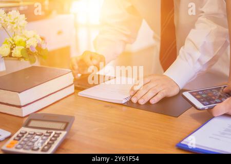 L'attività di consulenza è molto diffusa per gli uomini d'affari che stanno iniziando una nuova attività per cercare consulenza in ufficio o richiedere una consulenza online Foto Stock