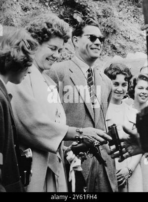 LA REGINA FREDERIKA CONSEGNA LE PISTOLE TEDESCHE ALLE RIPRESE DELLE PISTOLE DI NAVARONE ACCOMPAGNATE DALL'EX RE MICHELE DI ROMANIA E DALLE PRINCIPESSE SOFIA E IRENE IL 2 MAGGIO 1960 Foto Stock