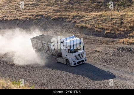 Provincia di Bitlis, Turchia, 6 luglio 2024; Mercedes Truck Driving on a Rural Road. Mercedes Truck che guida su una strada rurale polverosa a Bitlis in Turchia. Foto Stock