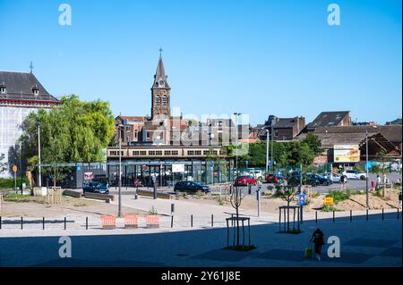 Liegi, Belgio, 10 agosto 2024 - paesaggio urbano su Place Pierre Clerdent di fronte alla stazione di Guillemins Foto Stock