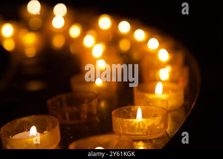 Candele votive a lume di tè in fila Foto Stock