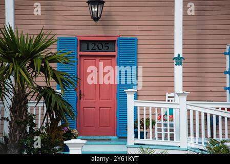 Portico anteriore della casa nella città vecchia, Key West, Florida, Stati Uniti Foto Stock