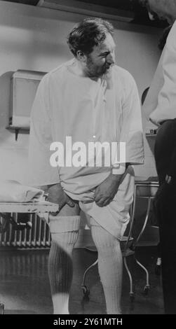 JAMES ROBERTSON JUSTICE PREPARA LE SUE CALZE PER UNA SCENA DEL FILM DOCTOR IN LOVE 17 MARZO 1960 Foto Stock