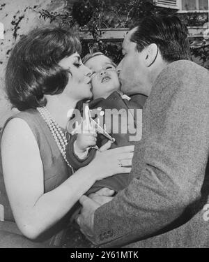 L'ATTRICE GINA LOLLOBRIGIDA E SUO MARITO IL DOTTOR MILKO SKOFIC BACIO IL LORO FIGLIO MIRKO 17 MARZO 1960 Foto Stock