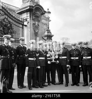 I MEMBRI DELLA SQUADRA DI 40 COMMANDO BRITISH ARMY ROYAL MARINES PRESENTARONO IL TROFEO DEL DUCA DI EDIMBURGO PRINCE PHILIP FUORI BUCKINGHAM PALACE LONDRA IL 17 FEBBRAIO 1960 Foto Stock